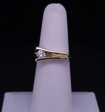 18K Yellow Gold Ring with 2 a round Diamond's