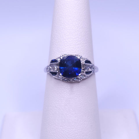 1930s Antique Natural Blue Sapphire Ring in Platinum Size 6.5